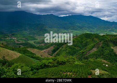 Landschaft von üppigem bergigem Gelände um einen Stausee. Stockfoto