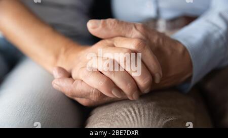 Nahaufnahme ältere ältere Familie, die die Hände hält Stockfoto