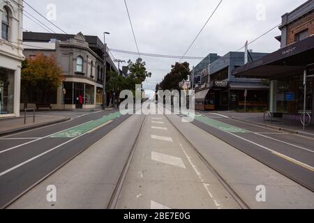 Melbourne, Australien, 12. April 2020. Die beliebteste Einkaufsstraße von Melbourne, Chapel Street, ist während der COVID-19-Krise in Melbourne, Australien, leer. Kredit: Dave Hewison/Alamy Live News Stockfoto