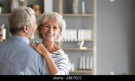 Kopf Schuss Porträt lächelnd ältere Frau tanzen mit Mann Stockfoto