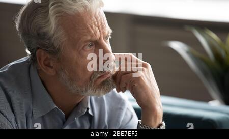 Nahaufnahme unglücklich nachdenklich älteren Mann denken über Probleme Stockfoto