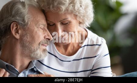 Glücklich reifen paar in der Liebe genießen zärtlichen Moment aus der Nähe Stockfoto