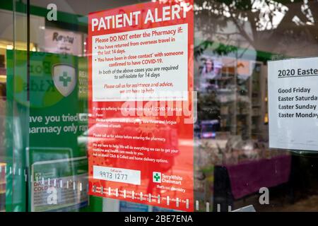 COVID-19 Patientenwarnzeichen in einem Sydney Apotheke Beratung Patienten nicht zu betreten, wenn sie Coronavirus-Krankheit haben, Australien Stockfoto