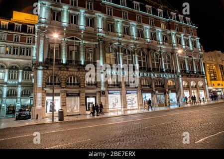 Lissabon - April 01, 2018: Hotel bei Nacht in Restauradores Platz in Lissabon. Restauradores Platz Stockfoto