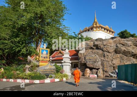 Ein buddhistischer Mönch spaziert auf dem Gelände von Wat Saket, Bangkok, Thailand, am Fuße des Goldenen Berges (Phukhao Thong) Stockfoto