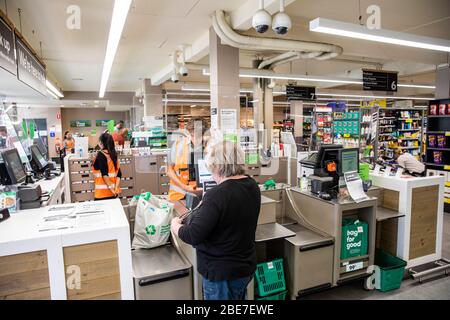 Woolworths hat Schutzschirme installiert, um Mitarbeitern und Kunden während der COVID-19 Pandemie in Sydney, Australien, zu profitieren Stockfoto