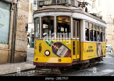 Lissabon - April 01, 2018: Touristische elektrische Straßenbahn in einer Straße in der Innenstadt von Lissabon, Portugal. Stockfoto