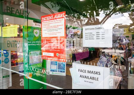 Sydney Chemiker COVID-19 Patient Alert Geben Sie nicht ein, wenn Unwohlsein und Gesichtsmasken zum Verkauf, Australien während Coronavirus Pandemie Stockfoto