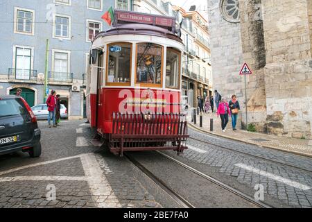 Lissabon - April 01, 2018: traditionelle Straßenbahn Beförderung im Stadtzentrum von Lissabon, Portugal. Die Stadt gehalten alte traditionelle Straßenbahn im Dienst innerhalb der Stockfoto