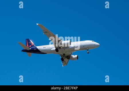 Lissabon, Portugal - 18 April 2018: Flugzeug in der Luft über Lissabon. Portugal. Stockfoto