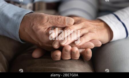 Nahaufnahme reifes Paar Hände, Unterstützung und Pflege Stockfoto