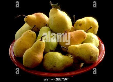 Bartlett Birnen in einer roten Schale Stillleben Stockfoto