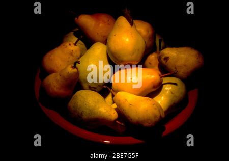 Bartlett Birnen in einer roten Schale Stillleben Stockfoto