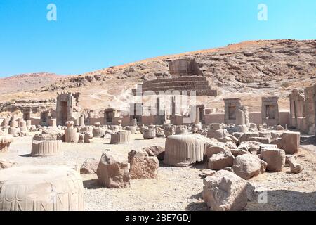 Ruinen des Palastes von 100 Spalten und Grab des Artaxerxes III., am Hang des Mount Rahmet, Persepolis, Iran. Weltkulturerbe der UNESCO Stockfoto