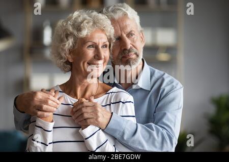 Glücklich ältere Paar umarmt, träumen von einer guten Zukunft zusammen Stockfoto