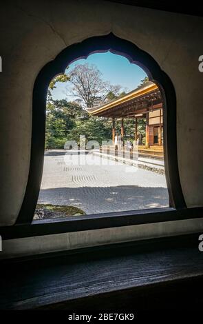 Zen-Garten durch ein Blütenfenster gesehen, Kennin-ji-Tempel, Higashiyama, Kyoto, Japan Stockfoto