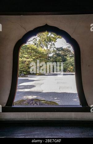 Zen-Garten durch ein Blütenfenster gesehen, Kennin-ji-Tempel, Higashiyama, Kyoto, Japan Stockfoto