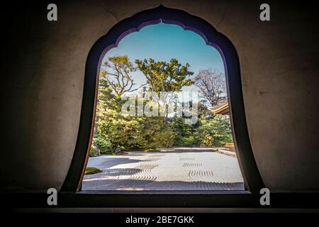 Zen-Garten durch ein Blütenfenster gesehen, Kennin-ji-Tempel, Higashiyama, Kyoto, Japan Stockfoto