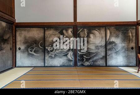 Drachenmalerei (unryu-zu) von Kaiho Yusho, Tintenmalerei auf einem Fusuma, Kennin-ji-Tempel, Higashiyama, Kyoto, Japan Stockfoto