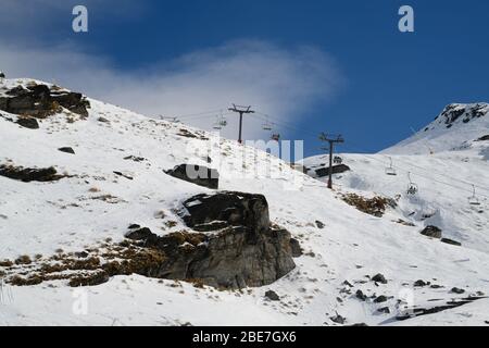 Textur von natürlichem Schnee mit Sessellift. Blick über den Schnee. Stockfoto