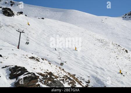 Textur von natürlichem Schnee mit Sessellift. Blick über den Schnee. Stockfoto