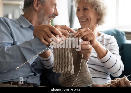 Fürsorglich liebend ältere Frau Lehre Mann Stricken Nahaufnahme Stockfoto