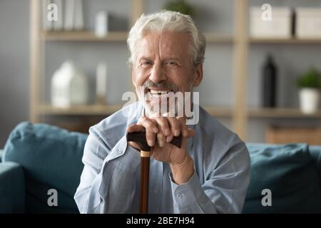Kopf Schuss Porträt lächelnd reifen Mann mit Gehstock Stockfoto