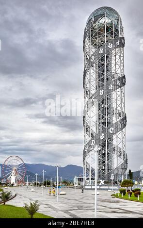 BATUMI, Georgien - OKTOBER 3, 2017: Alphabetisch Turm und Riesenrad in Batumi, Georgien. Stockfoto