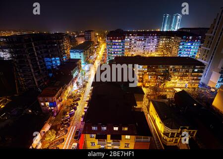 BATUMI, Georgien - OKTOBER 3, 2017: Nacht Straßen der Stadt mit Beleuchtung. Blick vom Dach des Hochhauses. Stockfoto