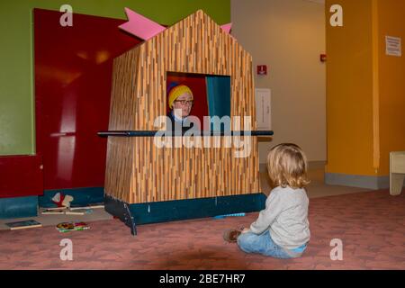 Ich gehe mit meiner Familie in die öffentliche Bibliothek Stockfoto