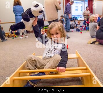 Ich gehe mit meiner Familie in die öffentliche Bibliothek Stockfoto