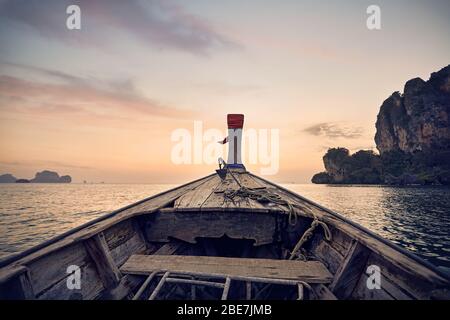 Kreuzfahrt bei Long Tail Boot mit Blick auf die tropischen Inseln bei Sonnenuntergang in der Andaman Sea, Thailand Stockfoto