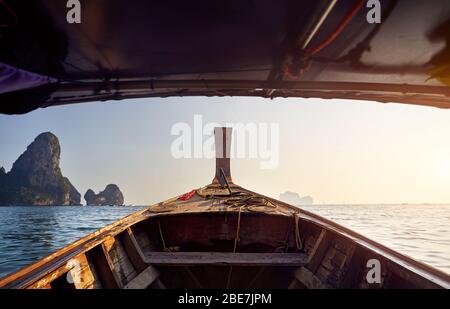 Kreuzfahrt bei Long Tail Boot mit Blick auf die tropischen Inseln bei Sonnenuntergang in der Andaman Sea, Thailand Stockfoto