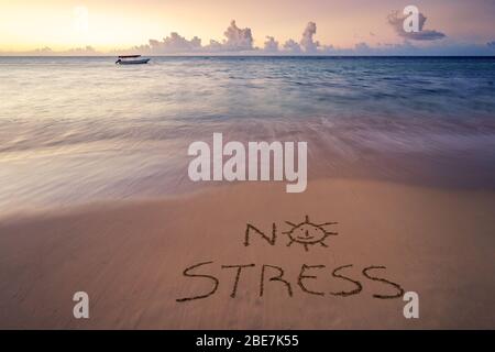 Handgeschrieben kein Stress am Sandstrand bei Sonnenuntergang, Relax und Sommer Konzept, Dominikanische republik Strand. Stockfoto