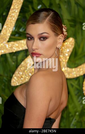 Hailey Baldwin nimmt am 4. Dezember 2017 in London, Großbritannien, an den Fashion Awards 2017 in Zusammenarbeit mit Swarovski in der Royal Albert Hall Teil. Stockfoto