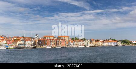 Panorama von Schiffen und alten Häusern am Wasser in Sonderborg, Dänemark Stockfoto