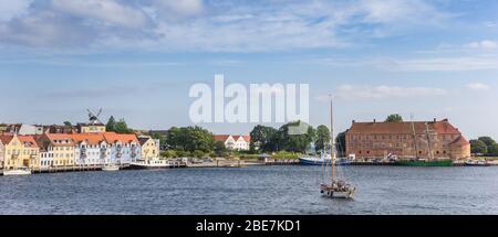 Panorama des Binnenhafens mit Häusern und Schloss in Sonderborg, Dänemark Stockfoto