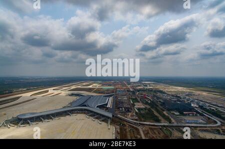 (200413) -- PEKING, 13. April 2020 (Xinhua) -- Luftaufnahme vom 11. April 2020 zeigt das Expansionsprojekt des Internationalen Flughafens Haikou Meilan in Haikou, Südchina, Provinz Hainan. (Xinhua/Guo Cheng) Stockfoto