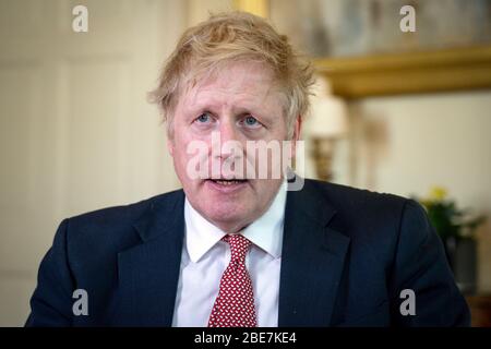 (200413) -- PEKING, 13. April 2020 (Xinhua) -- der britische Premierminister Boris Johnson spricht in der Downing Street 10, nachdem er am 12. April 2020 aus dem Krankenhaus in London entlassen wurde. Boris Johnson "wurde aus dem Krankenhaus entlassen, um seine Genesung bei Chequers fortzusetzen", sagte ein Sprecher der Downing Street am Sonntag. (Pippa Fowles/No 10 Downing Street/Handout via Xinhua) (NUR REDAKTIONELLE VERWENDUNG) Stockfoto