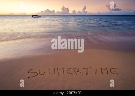 Handgeschriebene Sommerzeit am Sandstrand bei Sonnenuntergang, Relax und Sommer Konzept, Dominikanische republik Strand. Stockfoto