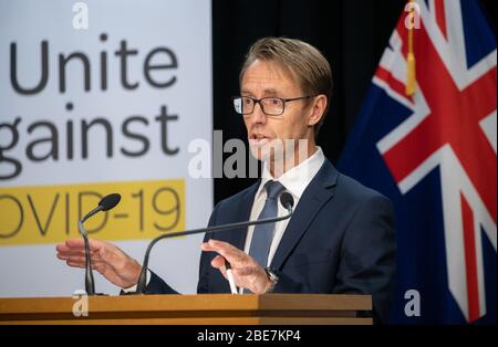 (200413) -- WELLINGTON, 13. April 2020 (Xinhua) -- New Zealand Director-General of Health Ashley Bloomfield spricht während einer Pressekonferenz in Wellington, Neuseeland, 13. April 2020. Eine fünfte Person ist in Neuseeland an COVID-19 gestorben, teilte das Gesundheitsministerium am Montag mit. Neuseeland meldete am Montag 15 neue bestätigte und vier neue wahrscheinliche Fälle von COVID-19, womit die Gesamtzahl der bestätigten und wahrscheinlichen Infektionen auf 1,349 im Land angesetzt wurde. (Mark Mitchell/NZME/Pool über Xinhua) Stockfoto