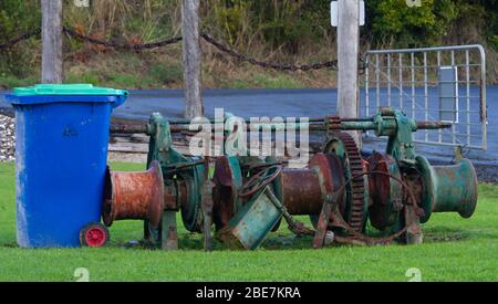 Alte Maschinen als Rasenschmuck verwendet Stockfoto