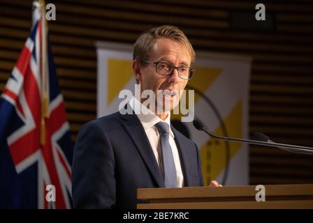 (200413) -- WELLINGTON, 13. April 2020 (Xinhua) -- New Zealand Director-General of Health Ashley Bloomfield spricht während einer Pressekonferenz in Wellington, Neuseeland, 13. April 2020. Eine fünfte Person ist in Neuseeland an COVID-19 gestorben, teilte das Gesundheitsministerium am Montag mit. Neuseeland meldete am Montag 15 neue bestätigte und vier neue wahrscheinliche Fälle von COVID-19, womit die Gesamtzahl der bestätigten und wahrscheinlichen Infektionen auf 1,349 im Land angesetzt wurde. (Mark Mitchell/NZME/Pool über Xinhua) Stockfoto