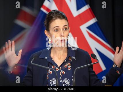 (200413) -- WELLINGTON, 13. April 2020 (Xinhua) -- Neuseelands Premierminister Jacinda Ardern spricht während einer Pressekonferenz in Wellington, Neuseeland, 13. April 2020. Eine fünfte Person ist in Neuseeland an COVID-19 gestorben, teilte das Gesundheitsministerium am Montag mit. Neuseeland meldete am Montag 15 neue bestätigte und vier neue wahrscheinliche Fälle von COVID-19, womit die Gesamtzahl der bestätigten und wahrscheinlichen Infektionen auf 1,349 im Land angesetzt wurde. (Mark Mitchell/NZME/Pool über Xinhua) Stockfoto