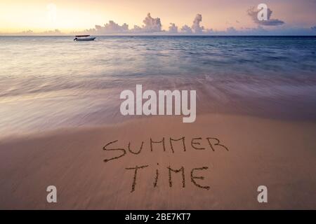 Handgeschriebene Sommerzeit am Sandstrand bei Sonnenuntergang, Relax und Sommer Konzept, Dominikanische republik Strand. Stockfoto