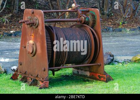 Alte Maschinen als Rasenschmuck verwendet Stockfoto