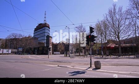 (200413) -- BELGRAD, 13. April 2020 (Xinhua) -- eine leere Straße wird am 12. April 2020 in der Innenstadt von Belgrad, Serbien, gesehen. Wegen des Ausbruchs der COVID-19 wurde in Belgrad eine Ausgangssperre für das Wochenende eingeleitet. (Foto von Nemanja Cabric/Xinhua) Stockfoto