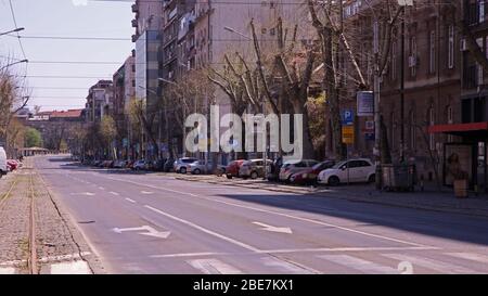 (200413) -- BELGRAD, 13. April 2020 (Xinhua) -- eine leere Straße wird am 12. April 2020 in der Innenstadt von Belgrad, Serbien, gesehen. Wegen des Ausbruchs der COVID-19 wurde in Belgrad eine Ausgangssperre für das Wochenende eingeleitet. (Foto von Nemanja Cabric/Xinhua) Stockfoto