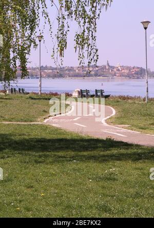 (200413) -- BELGRAD, 13. April 2020 (Xinhua) -- ein leerer Radweg ist am 12. April 2020 in der Innenstadt von Belgrad, Serbien zu sehen. Wegen des Ausbruchs der COVID-19 wurde in Belgrad eine Ausgangssperre für das Wochenende eingeleitet. (Foto von Nemanja Cabric/Xinhua) Stockfoto