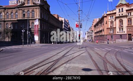 (200413) -- BELGRAD, 13. April 2020 (Xinhua) -- eine leere Straße wird am 12. April 2020 in der Innenstadt von Belgrad, Serbien, gesehen. Wegen des Ausbruchs der COVID-19 wurde in Belgrad eine Ausgangssperre für das Wochenende eingeleitet. (Foto von Nemanja Cabric/Xinhua) Stockfoto